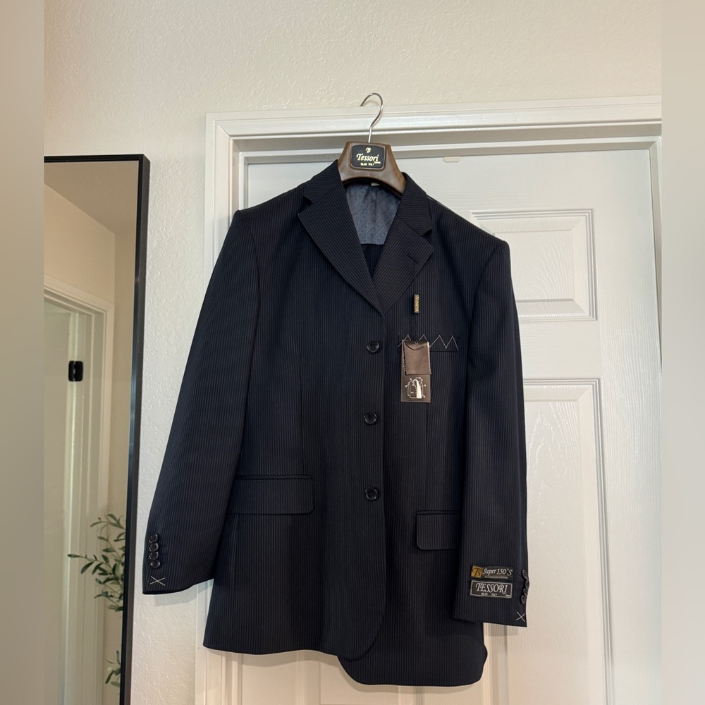 Navy Business Suit BRAND NEW
Will bundle and wager